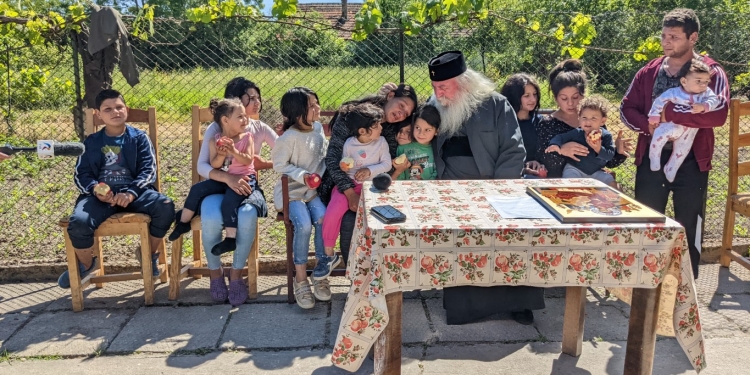 O familie cu 11 copii are un acoperiș deasupra capului, mulțumită mitropolitului Banatului
