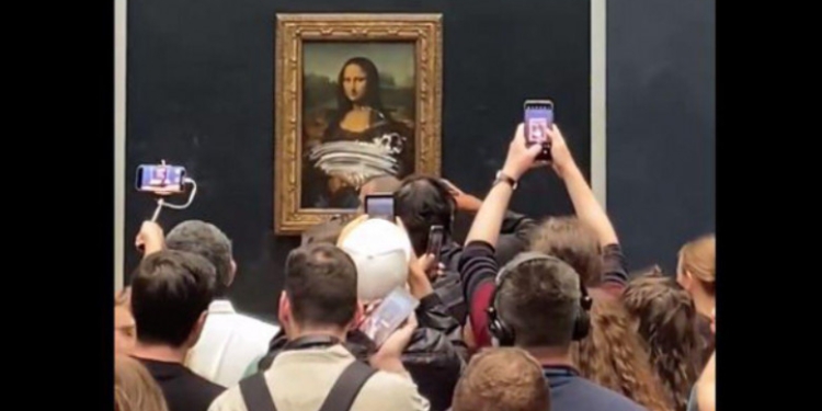 VIDEO Un bărbat a aruncat cu o prăjitură în celebra pictură „Mona Lisa„ lui  Leonardo da Vinci