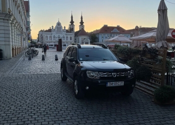 Pe modelul „Hoțul strigă – Hoții”, USR-iștii arată cu degetul spre PNL-iști! Nica prins că a parcat pe pietonală și făcut de râs de USR-iști care permit parcarea mașinilor pe pistele de biciclete