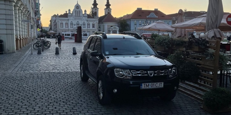 Pe modelul „Hoțul strigă – Hoții”, USR-iștii arată cu degetul spre PNL-iști! Nica prins că a parcat pe pietonală și făcut de râs de USR-iști care permit parcarea mașinilor pe pistele de biciclete