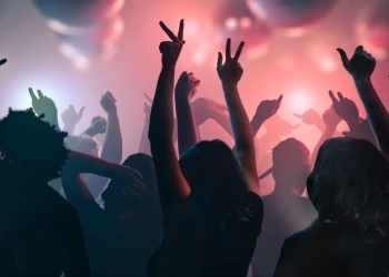 VIDEO Peste tot numai plăcere! Chiar și în toaleta bărbaților dintr-un club din Timișoara! Doi tineri au fost surprinși în …focul pasiunii