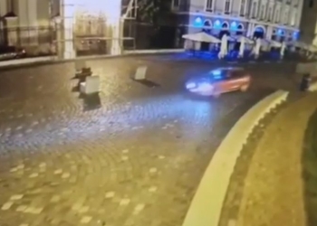 Un șofer care se plimba cu mașina în Piața Unirii este căutat de poliție