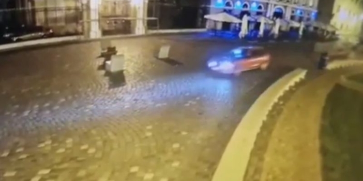 Un șofer care se plimba cu mașina în Piața Unirii este căutat de poliție