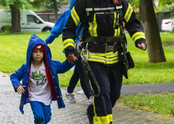 Îmbrăcați în echipamentul complet de intervenție, pompierii de la ISU Timiș au alergat pentru a susține cazurile de la Timotion