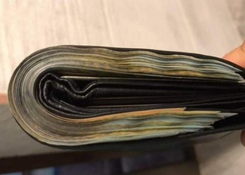 Poveste cu final fericit! O femeie din vestul țării și-a pierdut portofelul doldora de bani, dar i-a fost returnat de poliție. Vezi cum a fost posibil