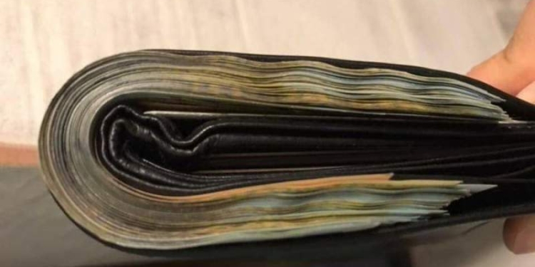 Poveste cu final fericit! O femeie din vestul țării și-a pierdut portofelul doldora de bani, dar i-a fost returnat de poliție. Vezi cum a fost posibil