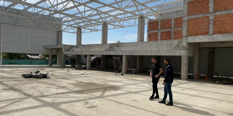 Primarul comunei Șag, pe teren , pentru a verifica stadiul lucrărilor