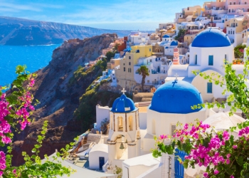 Ai chef de vacanță? Din Timișoara, cu avionul până în Santorini, pe plajele grecești