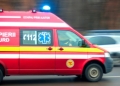 Accident grav pe DN 79A. O persoană a murit după ce un camion s-a răsturnat în afara părții carosabile