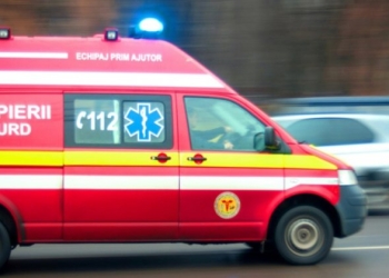 Accident grav pe DN 79A. O persoană a murit după ce un camion s-a răsturnat în afara părții carosabile