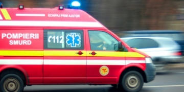 Accident grav pe DN 79A. O persoană a murit după ce un camion s-a răsturnat în afara părții carosabile