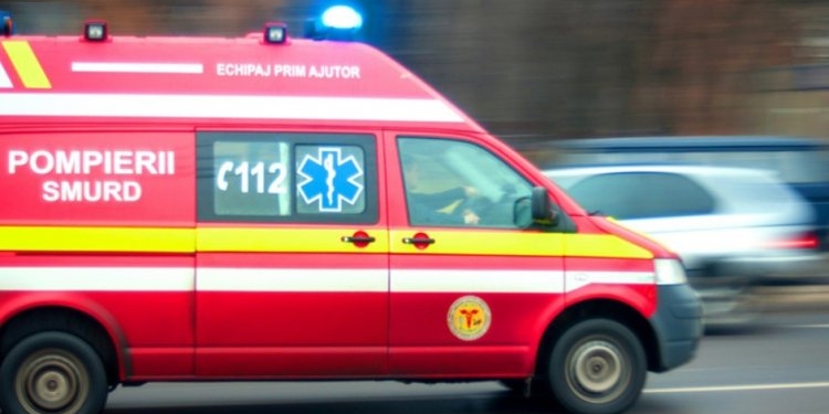 Accident grav pe DN 79A. O persoană a murit după ce un camion s-a răsturnat în afara părții carosabile