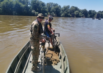 Tur ciclist inedit! Bicicliști români transportați peste Mureș de armata ungară