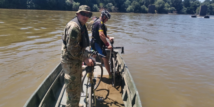 Tur ciclist inedit! Bicicliști români transportați peste Mureș de armata ungară