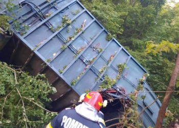 Accident pe DN57B.  Un camion care transporta gunoi a căzut într-o râpă. O persoană a decedat pe loc