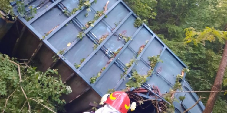 Accident pe DN57B.  Un camion care transporta gunoi a căzut într-o râpă. O persoană a decedat pe loc