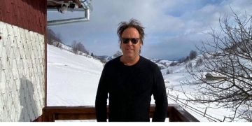 „Arome de Balcani!” Celebrul regizor Charlie Ottley a fost tâlhărit, la Timișoara! A rămas fără echipament de filmare