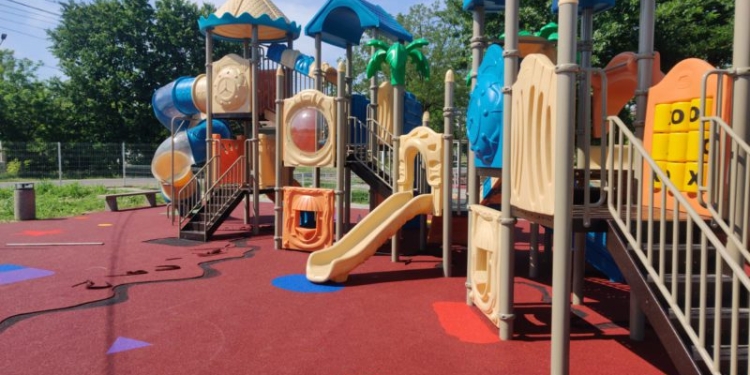 Parc modern pentru copiii din comuna Cărpiniș