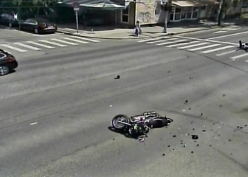  Atenție! Imagini cu puternic impact emoțional. Accident între o motocicletă și o mașină