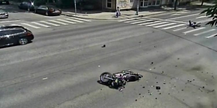 Atenție! Imagini cu puternic impact emoțional. Accident între o motocicletă și o mașină