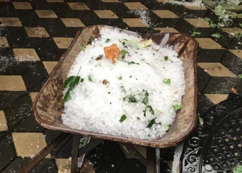 VIDEO Natura dezlănțuită la Făget! Stratul de grindină a fost mai mare decât iarba