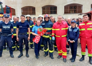 VIDEO O altfel de cooperare între polițiști și pompieri! Cerere inedită în căsătorie, făcută de un pompier de la ISU Caraș-Severin, unei polițiste
