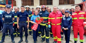 VIDEO O altfel de cooperare între polițiști și pompieri! Cerere inedită în căsătorie, făcută de un pompier de la ISU Caraș-Severin, unei polițiste