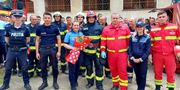 VIDEO O altfel de cooperare între polițiști și pompieri! Cerere inedită în căsătorie, făcută de un pompier de la ISU Caraș-Severin, unei polițiste