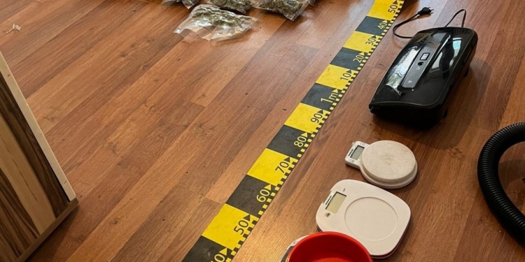 Zeci de kg de droguri găsite de polițiști în vestul țării