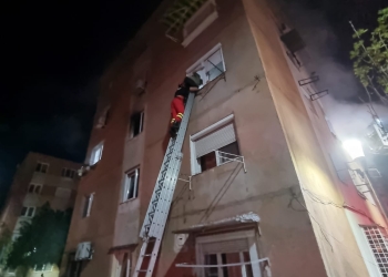 Zeci de persoane evacuate dintr-un bloc din vestul țării! A luat foc o garsonieră