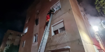Zeci de persoane evacuate dintr-un bloc din vestul țării! A luat foc o garsonieră
