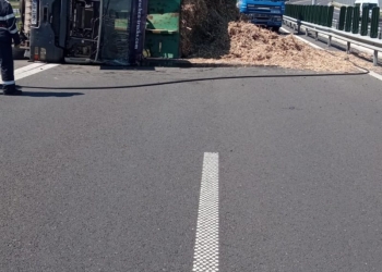 Un TIR cu rumeguș s-a răsturnat pe A1. Traficul este blocat pe sensul de mers Timișoara- Deva