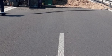 Un TIR cu rumeguș s-a răsturnat pe A1. Traficul este blocat pe sensul de mers Timișoara- Deva