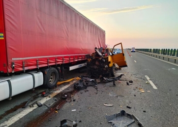 Accident rutier între un microbuz și un TIR. O persoană a ajuns la spital