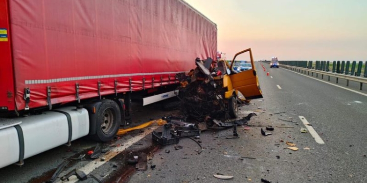 Accident rutier între un microbuz și un TIR. O persoană a ajuns la spital
