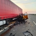 Accident rutier între un microbuz și un TIR. O persoană a ajuns la spital
