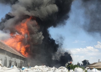 VIDEO Apă pentru stingerea incendiilor adusă de la km întregi! Lupta pompierilor nu e doar cu focul, ci și cu lipsa hidranților