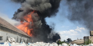 VIDEO Apă pentru stingerea incendiilor adusă de la km întregi! Lupta pompierilor nu e doar cu focul, ci și cu lipsa hidranților