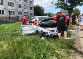 Pisica l-a băgat în stâlp. Accident în Lugoj