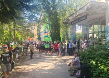 Cozi uriașe la distribuirea pachetelor cu alimente de la UE, la Timișoara