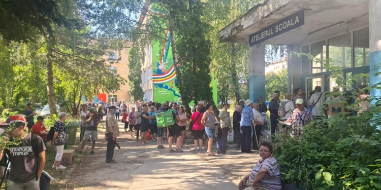 Cozi uriașe la distribuirea pachetelor cu alimente de la UE, la Timișoara