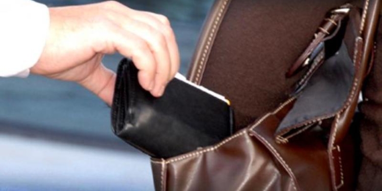 Reținuți pentru furt