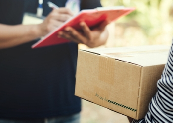 Angajat al unei firme de curierat a fost reținut după ce a fost prins că a luat peste 2000 de euro, bani proveniți din livrarea unor colete