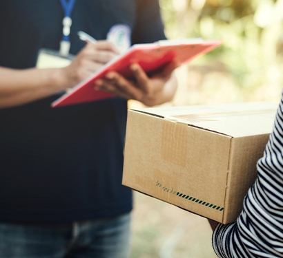 Angajat al unei firme de curierat a fost reținut după ce a fost prins că a luat peste 2000 de euro, bani proveniți din livrarea unor colete