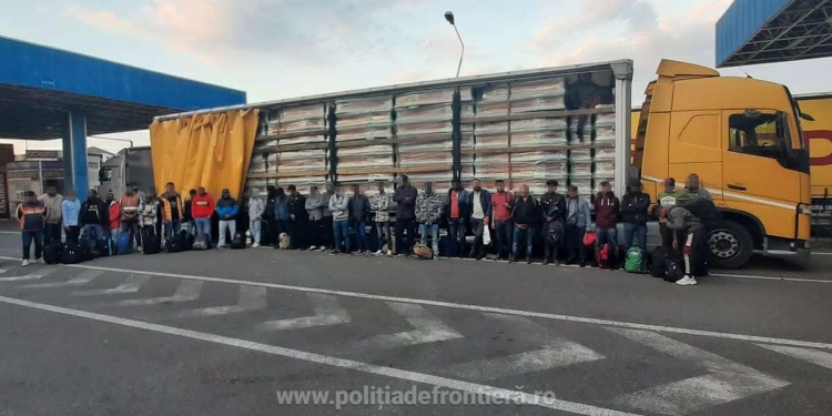 VIDEO Ascunși în sicrie! Așa au încercat să treacă granița de vest a țării mai mulți migranți