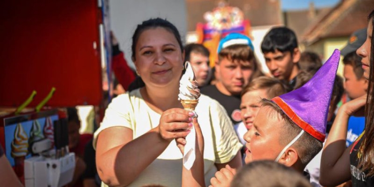 În Moravița Ziua Copilului s-a sărbătorit cu baloane de săpun și înghețată gratis