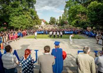Fanfară, majorete, sportivi, fashion show și multă bucurie la Parada Absolvenților de la UAV Arad