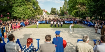 Fanfară, majorete, sportivi, fashion show și multă bucurie la Parada Absolvenților de la UAV Arad