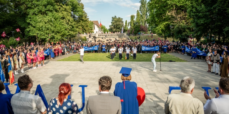 Fanfară, majorete, sportivi, fashion show și multă bucurie la Parada Absolvenților de la UAV Arad