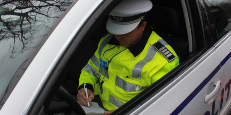 Inconștiență la volan! O șoferință a fost filmată pe contrasens, pe A1